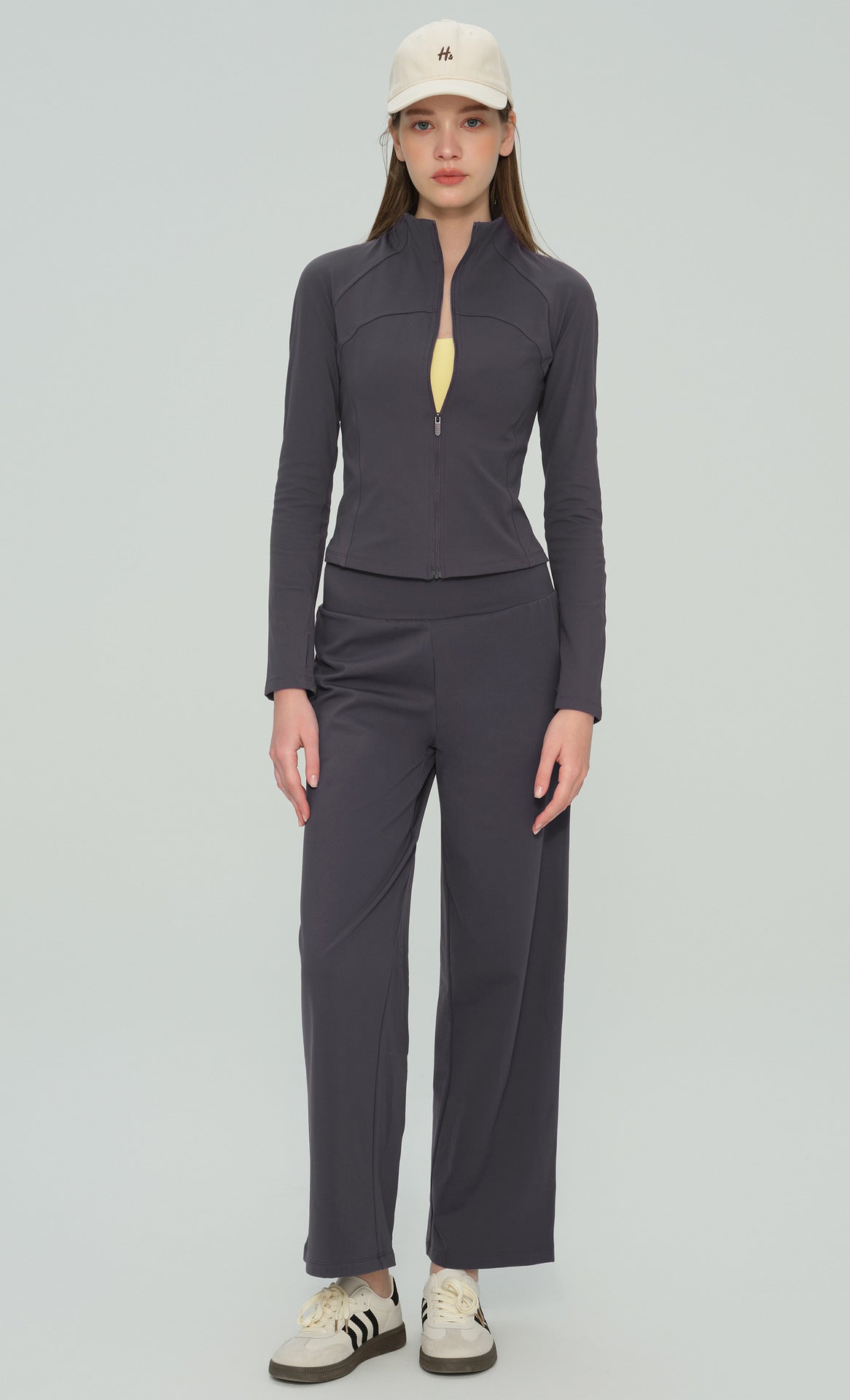 Slimming fit zip-up sports jacket for women